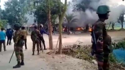 সংঘর্ষে আগুন দেওয়া হয় কয়েকটি বাড়িতে