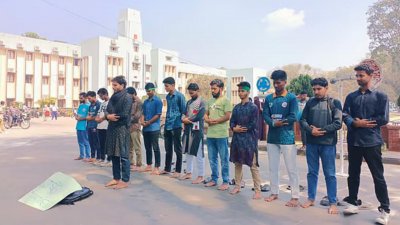 স্বরাষ্ট্র উপদেষ্টার পদত্যাগের দাবিতে প্রতীকী জানাজা পড়েন শিক্ষার্থীরা