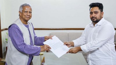 প্রধান উপদেষ্টার কাছে পদত্যাগপত্র জমা দিচ্ছেন নাহিদ ইসলাম