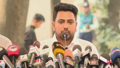সংবাদ সম্মেলনে বক্তব্য রাখছেন নাহিদ ইসলাম