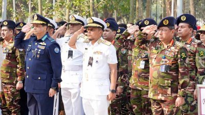 শহীদদের প্রতি বাহিনী প্রধানদের শ্রদ্ধা নিবেদন