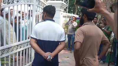 তালা ভাঙার ১৩ ঘণ্টা পর ফের তালা দিতে যান শিক্ষার্থীরা