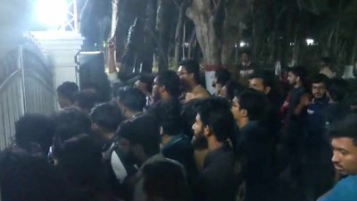 মধ্যরাতে ভিসির বাসভবনের সামনে শিক্ষার্থীরা