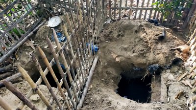 দুই কবরের মাঝখানে গর্ত করে কঙ্কাল চুরি