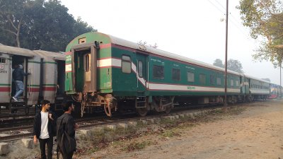 ফেলে রেখে যাওয়া সাগরদাঁড়ি এক্সপ্রেসের দুই বগি