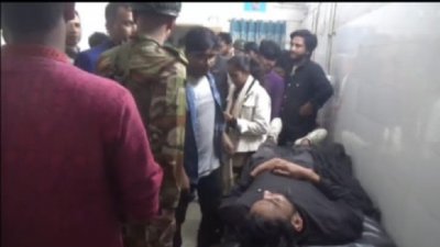 শহরের স্বাধীনতা প্রাঙ্গণে মাসব্যাপী ক্ষুদ্র ও কুটির শিল্প মেলায় এ হামলার ঘটনা ঘটে
