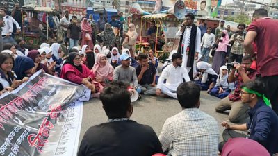 গাজীপুরে ছিনতাই ও চাঁদাবাজি বন্ধসহ বিভিন্ন দাবিতে ঢাকা-ময়মনসিংহ মহাসড়ক অবরোধ করে বিক্ষোভ করেছেন বিভিন্ন স্কুল-কলেজের শিক্ষার্থীরা
