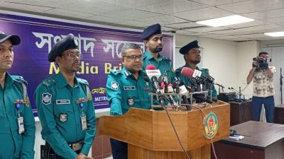 সংবাদ সম্মেলন করেন কেএমপির অতিরিক্ত পুলিশ কমিশনার কুতুব উদ্দিন