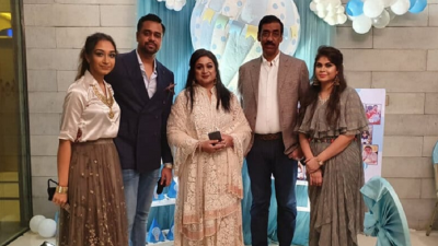 শামীম ওসমান, স্ত্রী সালমা ওসমান, ছেলে ইমতিনান ওসমান ও মেয়ে লাবিবা জোহা অঙ্গনা (ফাইল ছবি)