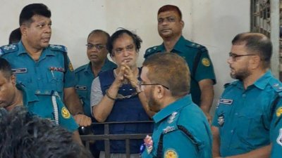 আদালত চত্বরে হাজী সেলিম (ফাইল ছবি)