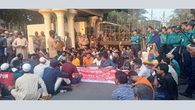 প্রধান উপদেষ্টার কার্যালয়ের সামনে অবস্থান জুলাই আন্দোলনে আহতদের একাংশ করছেন