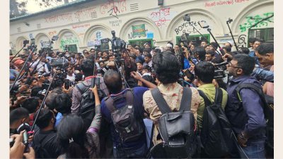 নতুন ছাত্রসংগঠনের আত্মপ্রকাশকে কেন্দ্র করে মধুর ক্যান্টিনে পাল্টাপাল্টি বিক্ষোভের মধ্যে হাতাহাতি ও সংঘর্ষের ঘটনা ঘটেছে
