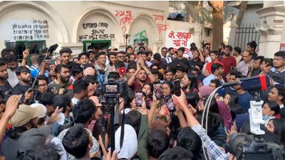 সংবাদ সম্মেলন শুরুর আগেই ‘বৈষম্য’ হয়েছে দাবি করে মধুর ক্যান্টিনের সামনে বিক্ষোভ করেছেন শিক্ষার্থীরা।