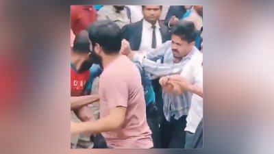 দুই পক্ষের ধস্তাধস্তি