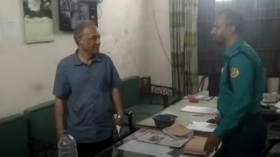 থানায় স্বরাষ্ট্র উপদেষ্টা জাহাঙ্গীর আলম চৌধুরী (ছবি: ভিডিও থেকে)