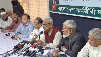আলোচনা সভায় বক্তব্য দিচ্ছেন জয়নুল আবদিন ফারুক