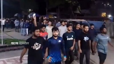 অনির্দিষ্টকালের জন্য আবাসিক হল বন্ধ ঘোষণার প্রতিবাদে ক্যাম্পাসে বিক্ষোভ মিছিল করেছেন খুলনা প্রকৌশল ও প্রযুক্তি বিশ্ববিদ্যালয়ের (কুয়েট) শিক্ষার্থীরা