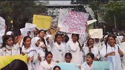 বিক্ষোভ করেছেন মতিঝিল আইডিয়াল স্কুল অ্যান্ড কলেজের শিক্ষার্থীরা