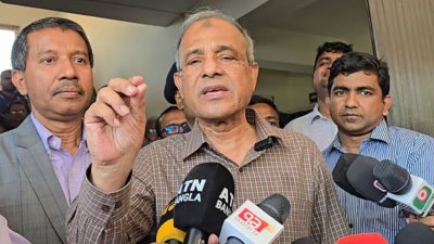 সাভারে অনুষ্ঠান শেষে সাংবাদিকদের সঙ্গে কথা বলেন কৃষি ও স্বরাষ্ট্র উপদেষ্টা লেফটেন্যান্ট জেনারেল (অব.) মো. জাহাঙ্গীর আলম চৌধুরী