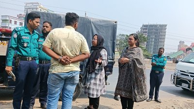 ভ্রাম্যমাণ আদালত পরিচালনা করা হচ্ছে