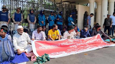 প্রধান উপদেষ্টার কার্যালয়ের সামনে গণঅভ্যুত্থানে আহতরা