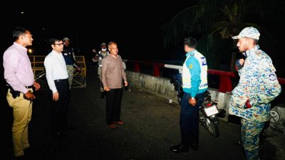 বৃহস্পতিবার ভোরে রাজধানীর মিরপুর, দারুসসালাম, আদাবর ও মোহাম্মদপুর থানা পরিদর্শনে যান স্বরাষ্ট্র উপদেষ্টা।