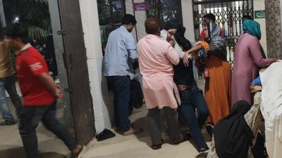 মরদেহের পাশে শোকার্ত স্বজন
