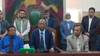 মো. মিজানুর রহমান (মাঝ খানে)