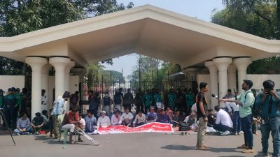 প্রধান উপদেষ্টার কার্যালয়ের সামনে জুলাই আন্দোলনে আহতদের অবস্থান (ছবি: কাউছার এইচ তানজিল)