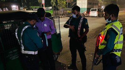 পুলিশের চেকপোস্ট