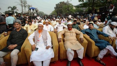 অনুষ্ঠানস্থলে সামনে সারিতে আসন নিয়েছেন বিভিন্ন রাজনৈতিক দলের নেতারা। ছবি: নাসিরুল ইসলাম