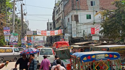 যানজটে আটকে থাকা অ্যাম্বুলেন্স