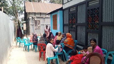 নিহতের বাড়িতে স্বজনদের ভিড়