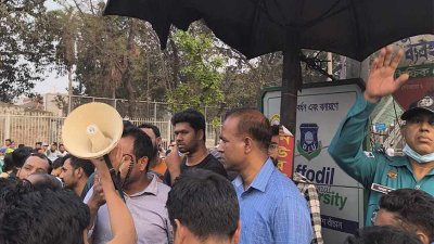 লালমাটিয়ায় বিক্ষোভ করছেন পরিক্ষার্থীরা