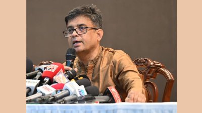 সংবাদ সম্মেলনে বক্তব্য রাখছেন শফিকুল আলম