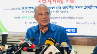 সাংবদিকদের সঙ্গে আলাপকালে স্বরাষ্ট্র উপদেষ্টা মো. জাহাঙ্গীর আলম