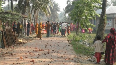 দুই পক্ষের সংঘর্ষে রণক্ষেত্র রয়েড়া গ্রাম
