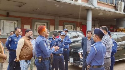 আশুলিয়ার জিরাবো এলাকায় বন্ধ থাকা একটি তৈরি পোশাক কারখানায় ডাকাতি ও মালামাল লুটের অভিযোগ