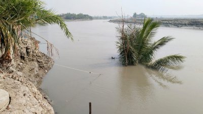 ভাঙন আতঙ্কে নদীপাড়ের মানুষ