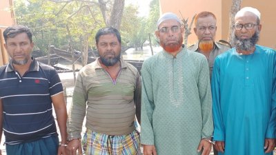 গ্রেফতার চার জেলে