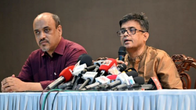 বক্তব্য দিচ্ছেন প্রধান উপদেষ্টার প্রেস সচিব শফিকুল আলম