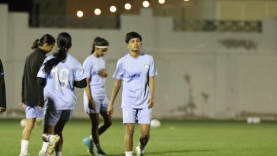অনুশীলনে মেয়েরা