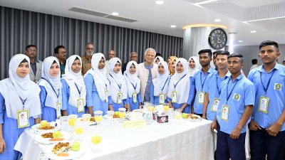 এতিম শিশুদের সঙ্গে প্রধান উপদেষ্টা