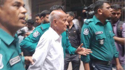 আদালত চত্বরে কামাল আহমেদ মজুমদার