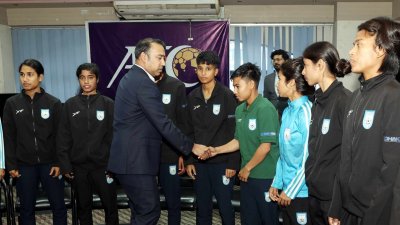 নারী ফু্টবলারদের সঙ্গে কথা বলেছেন বাফুফে সভাপতি তাবিথ আউয়াল।