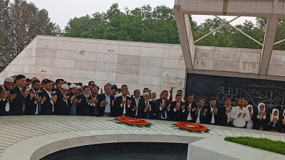 জিয়াউর রহমানের কবরে শ্রদ্ধা নিবেদন করেন  আমির খসরু মাহমুদ চৌধুরী