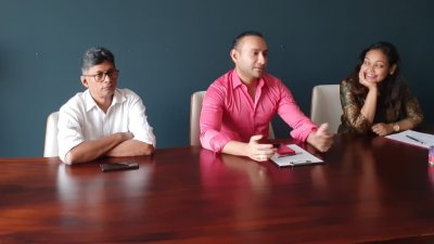 সংবাদ সম্মেলনে কথা বলছেন মেহরুজ মুনীর