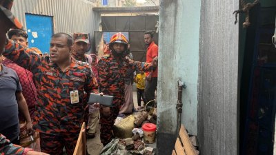 উদ্ধার কাজ চালিয়েছে ফায়ার সার্ভিস