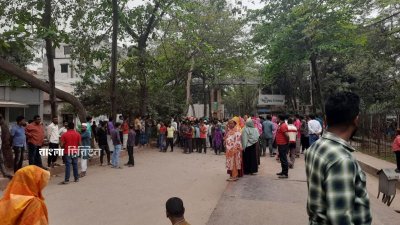 সকাল থেকে দুপুর পর্যন্ত কারখানার সামনে বিক্ষোভ করেছেন শ্রমিকরা