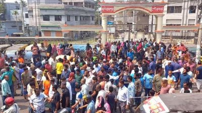 যশোরের মনিরামপুরে টিসিবির পণ্যের দাবিতে বিক্ষোভ করেছেন বঞ্চিতরা